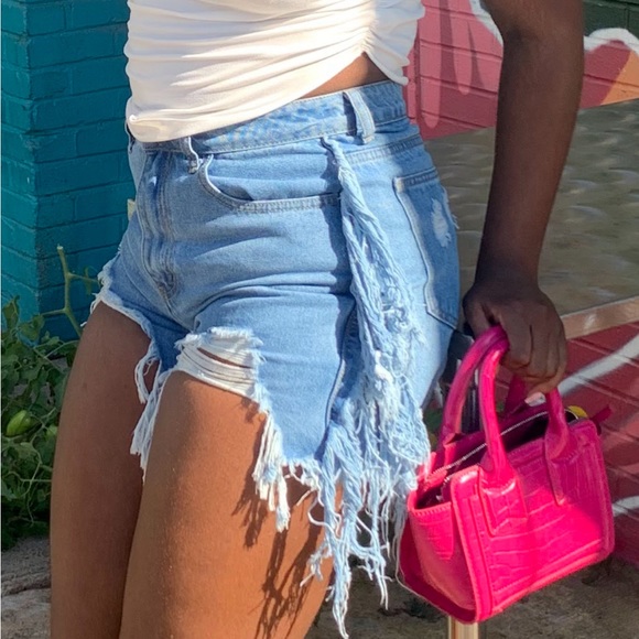 Light distressed fringe jean shorts - Picture 3 of 4
